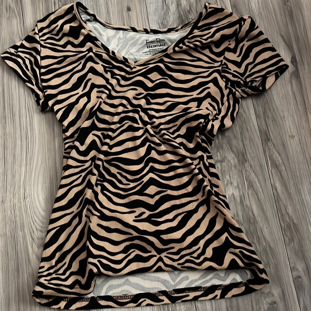 tiger print,small in women,fitted,v neck used